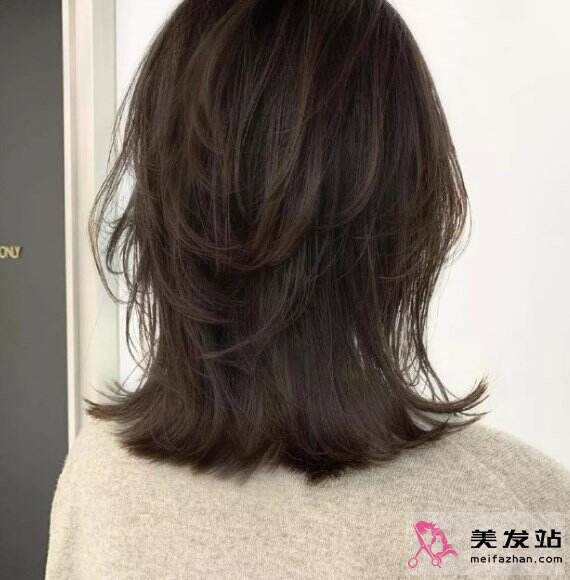 高層次中長(zhǎng)發(fā)造型 時(shí)髦個(gè)性越看越美
