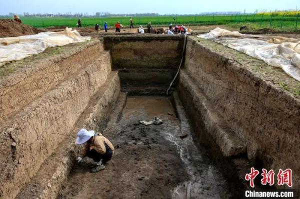 藏不住了 襄陽(yáng)發(fā)掘出一段古城墻和護(hù)城河（襄陽(yáng)發(fā)掘出一段古城墻和護(hù)城河）(2)