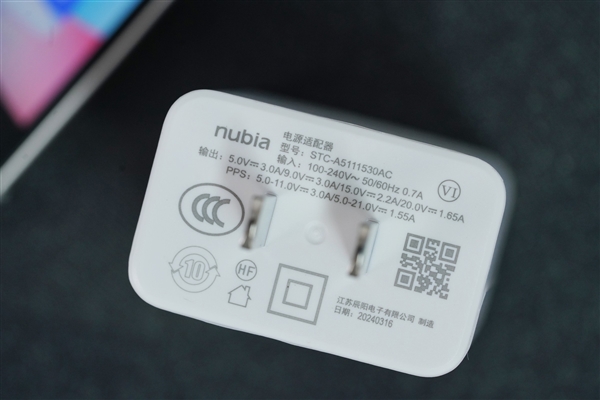 折疊屏手機(jī)僅2999元！努比亞Flip圖賞