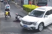 汽車司機未禮讓致自行車無接觸摔倒仍負(fù)全責(zé)：官方科普