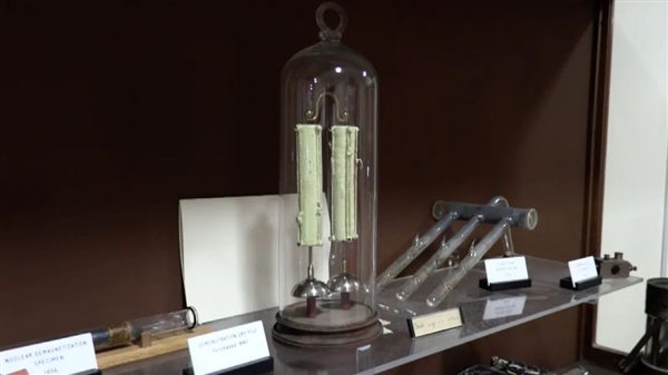 一個(gè)電鈴在牛津大學(xué)響了180多年：電池成分至今未知！