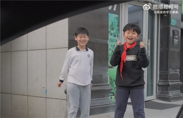 小米SU7被倆小孩歡呼雀躍式圍觀 網(wǎng)友直呼埋下了種子 雷軍回應