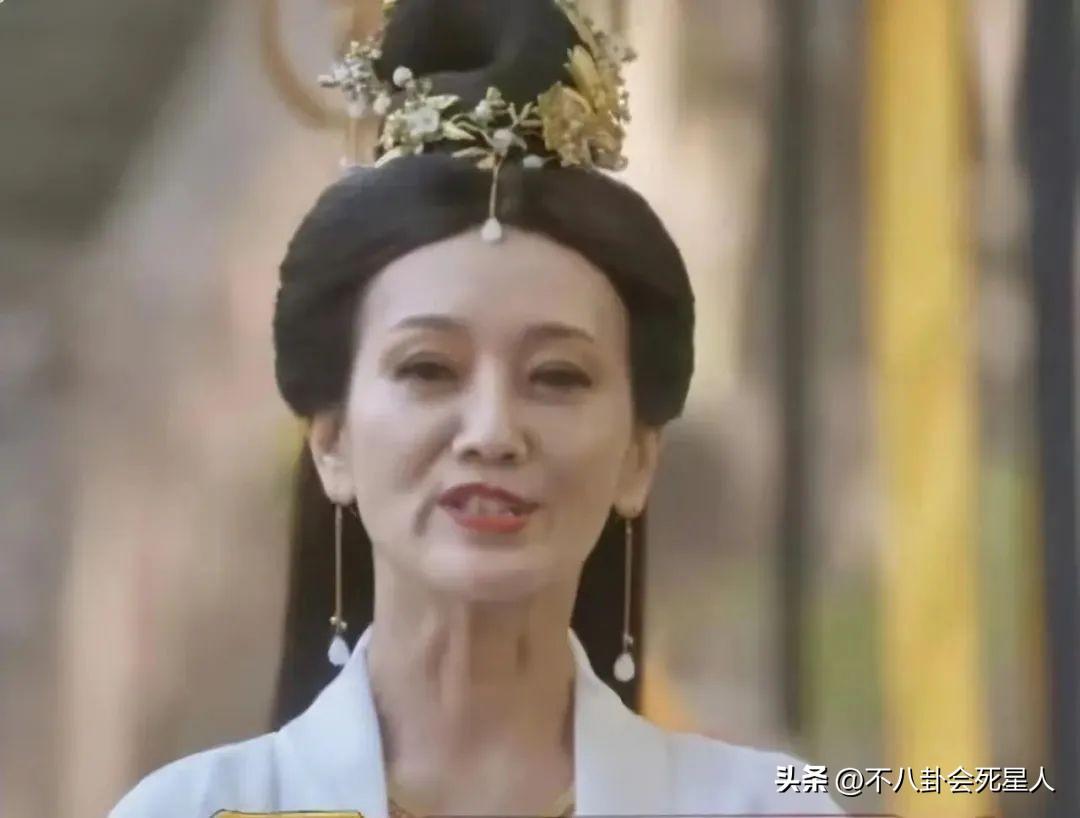 "趙雅芝穿著紫色套裝引爭議，70歲扮嫩還是自由選擇？" 20