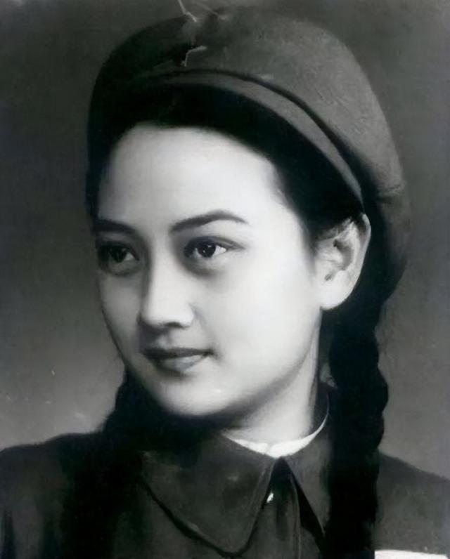 王曉棠 上世紀(jì)家喻戶曉的女將軍，60后們的女神，如今卻少有人知（上世紀(jì)家喻戶曉的女將軍）(2)