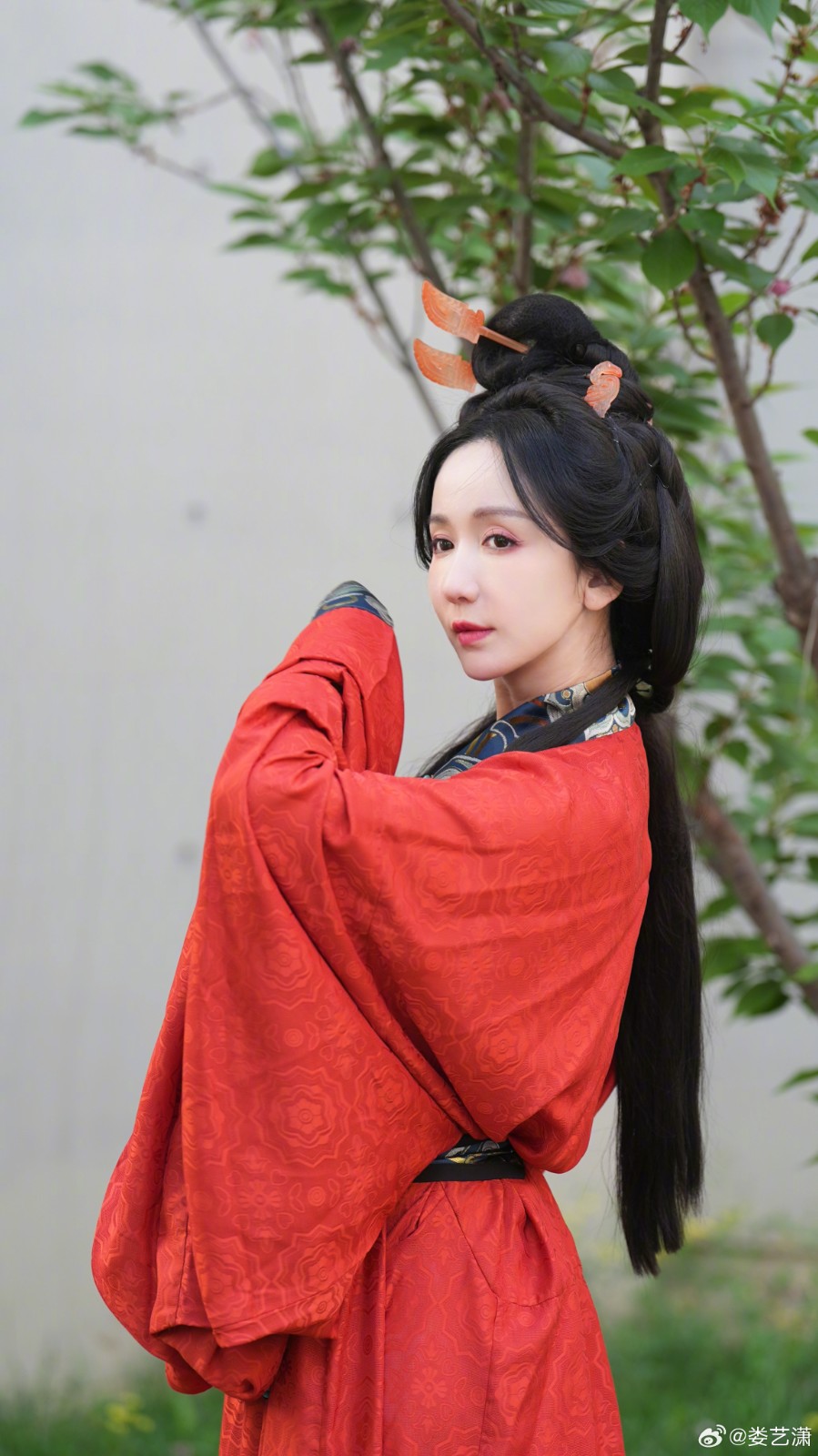 婁藝瀟打游戲穿漢服Cos武則天 真的非常驚艷！
