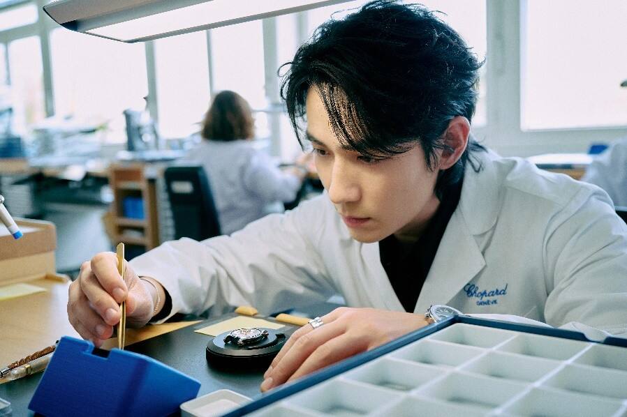 Chopard蕭邦全球品牌大使朱一龍參觀品牌工坊，探秘卓越匠藝與至臻美學(xué)