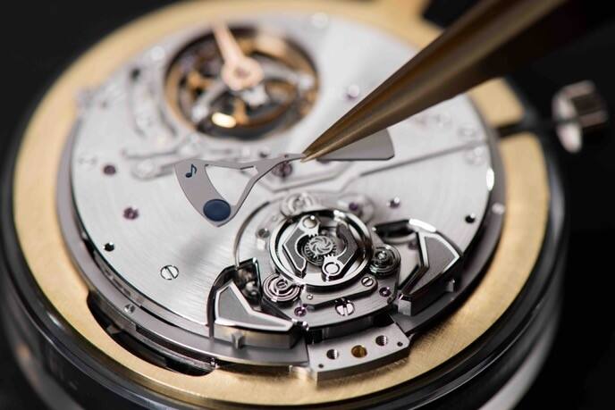 卓越制表工藝和高復(fù)雜外緣擺陀技術(shù) 寶齊萊(CARL.F.BUCHERER) 最新表款均采用自制機(jī)芯并配備高級復(fù)雜功能