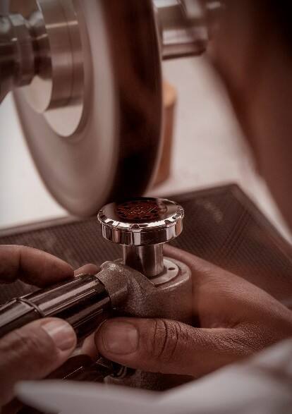Chopard蕭邦全球品牌大使朱一龍參觀品牌工坊，探秘卓越匠藝與至臻美學(xué)