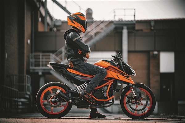 3萬(wàn)9千8！全新KTM 390 DUKE上市：?jiǎn)胃姿臎_程可彈射起步