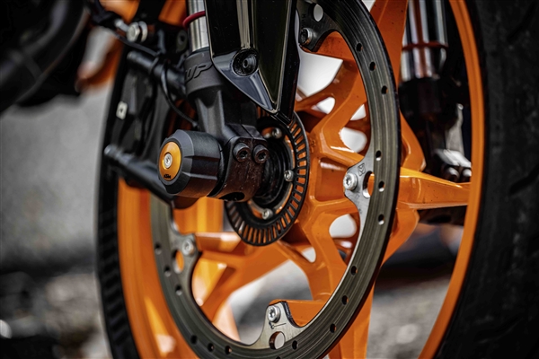 3萬(wàn)9千8！全新KTM 390 DUKE上市：?jiǎn)胃姿臎_程可彈射起步