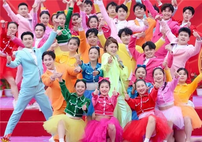 烏蘭圖雅隨中國文聯(lián)文藝志愿服務團走進吉林延邊東方第一村慰問演出