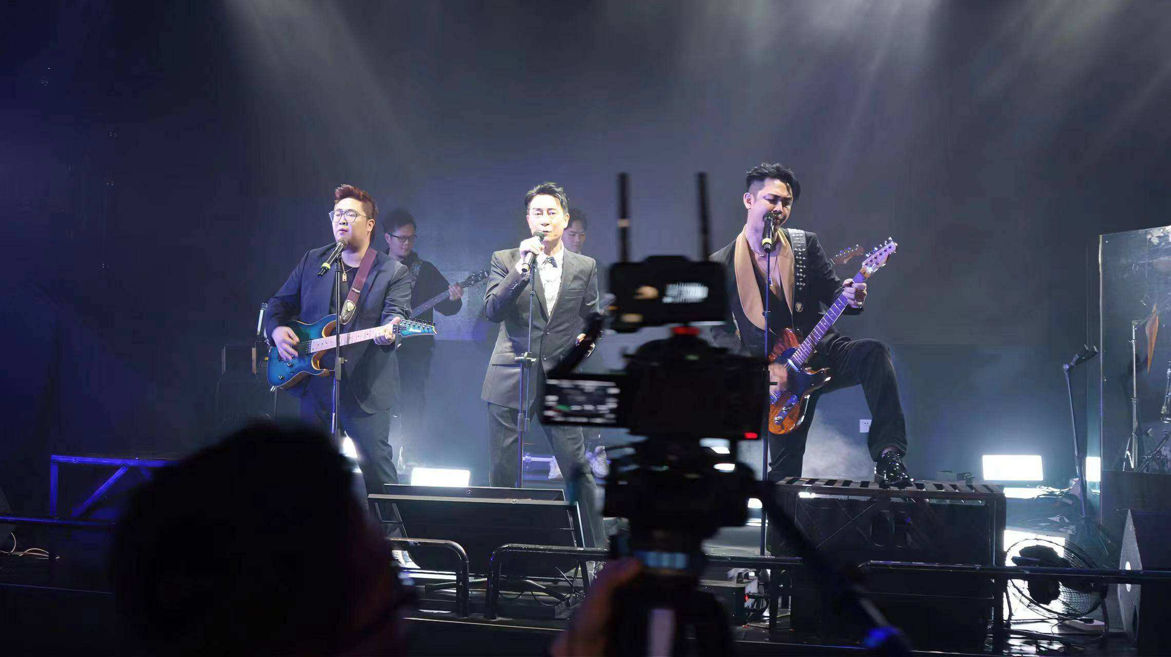 郭力行劉錫明牛哥新曲《兄弟》上線！實(shí)力詮釋三個(gè)年代的兄弟情深！