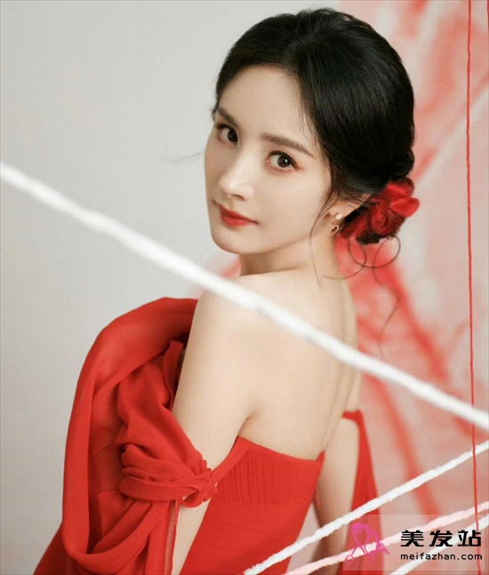 楊冪涂山紅紅造型 紅色紅裙盤(pán)發(fā)美翻了