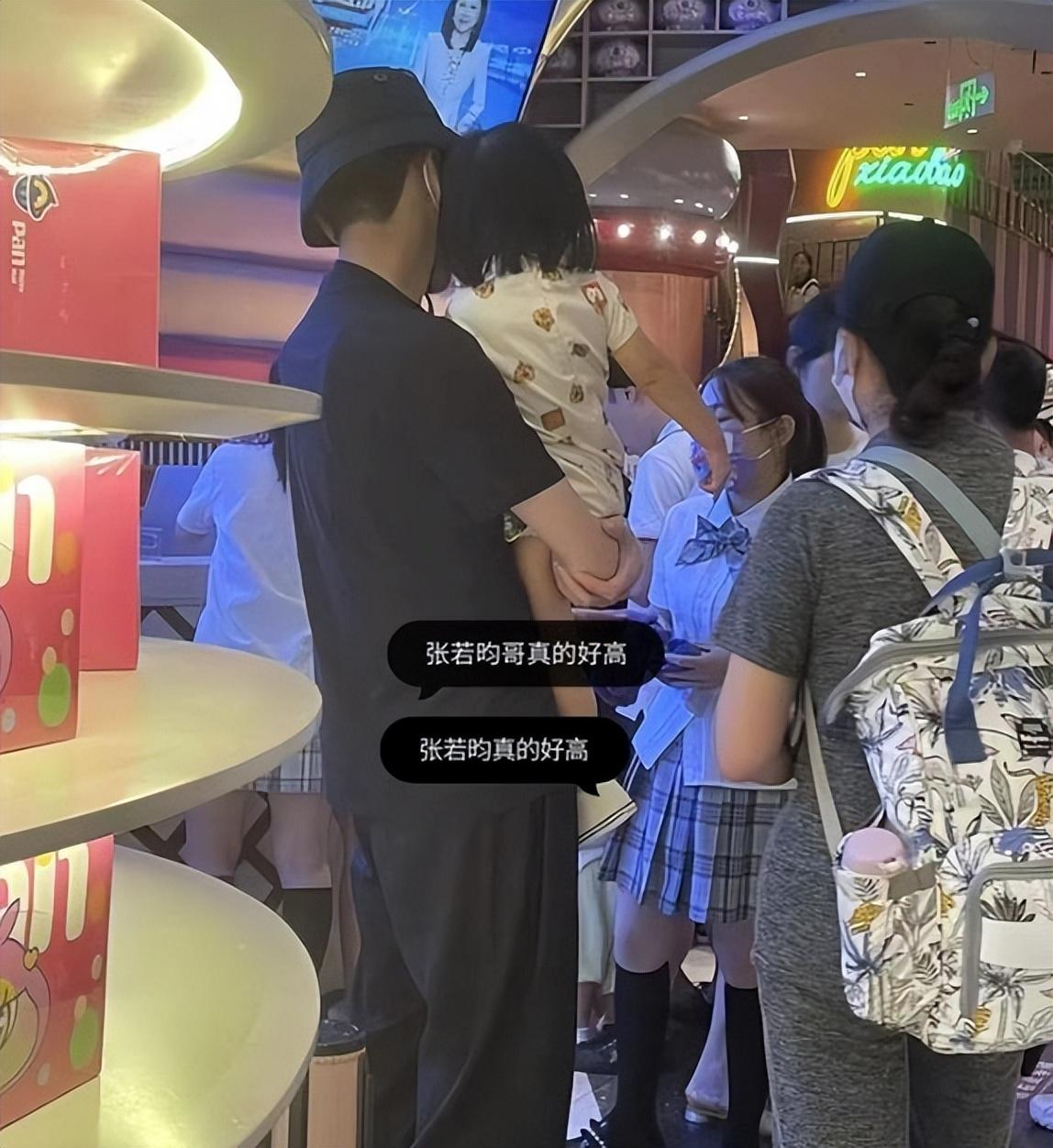 唐藝昕接女兒放學(xué)，張若昀4歲女兒近照 14