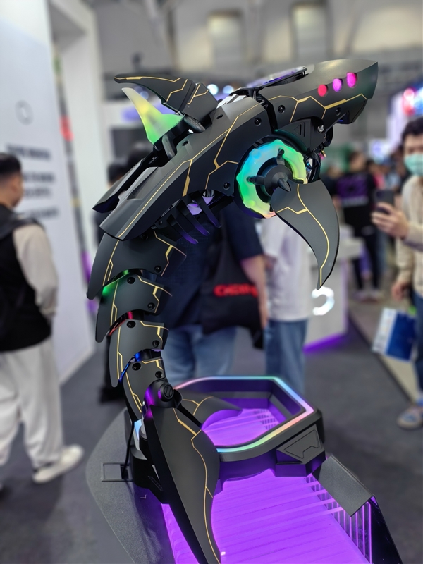 酷冷至尊做了一條“機(jī)械鯊魚”主機(jī)！