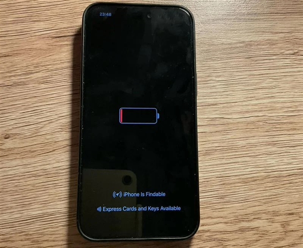 iOS 18新功能：iPhone 15系列電量耗盡后仍能顯示時(shí)間 可刷NFC