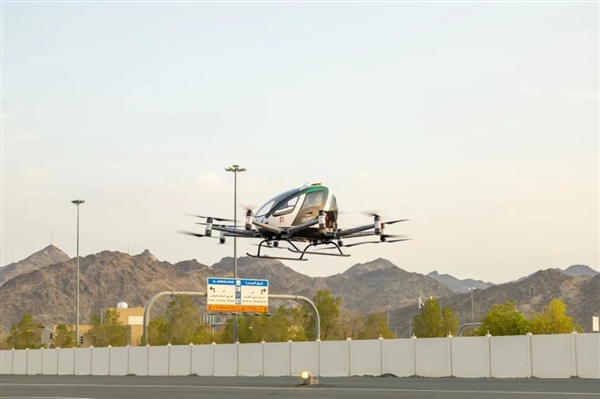 純電空中出租車(chē)！億航智能EH216-S無(wú)人駕駛eVTOL完成沙特首飛