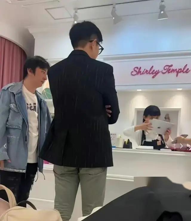 王思聰把ins頭像換成卡通圖案，并配文：“你爹來(lái)了 6