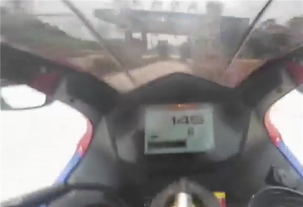瘋狂！騎手150km/h闖高速收費站：一己之力為禁摩做貢獻(xiàn)