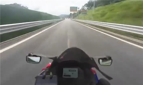 瘋狂！騎手150km/h闖高速收費站：一己之力為禁摩做貢獻(xiàn)