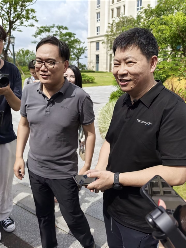 余承東邀請(qǐng)微博CEO試乘享界S9：空間很大 零重力座椅、投影都有