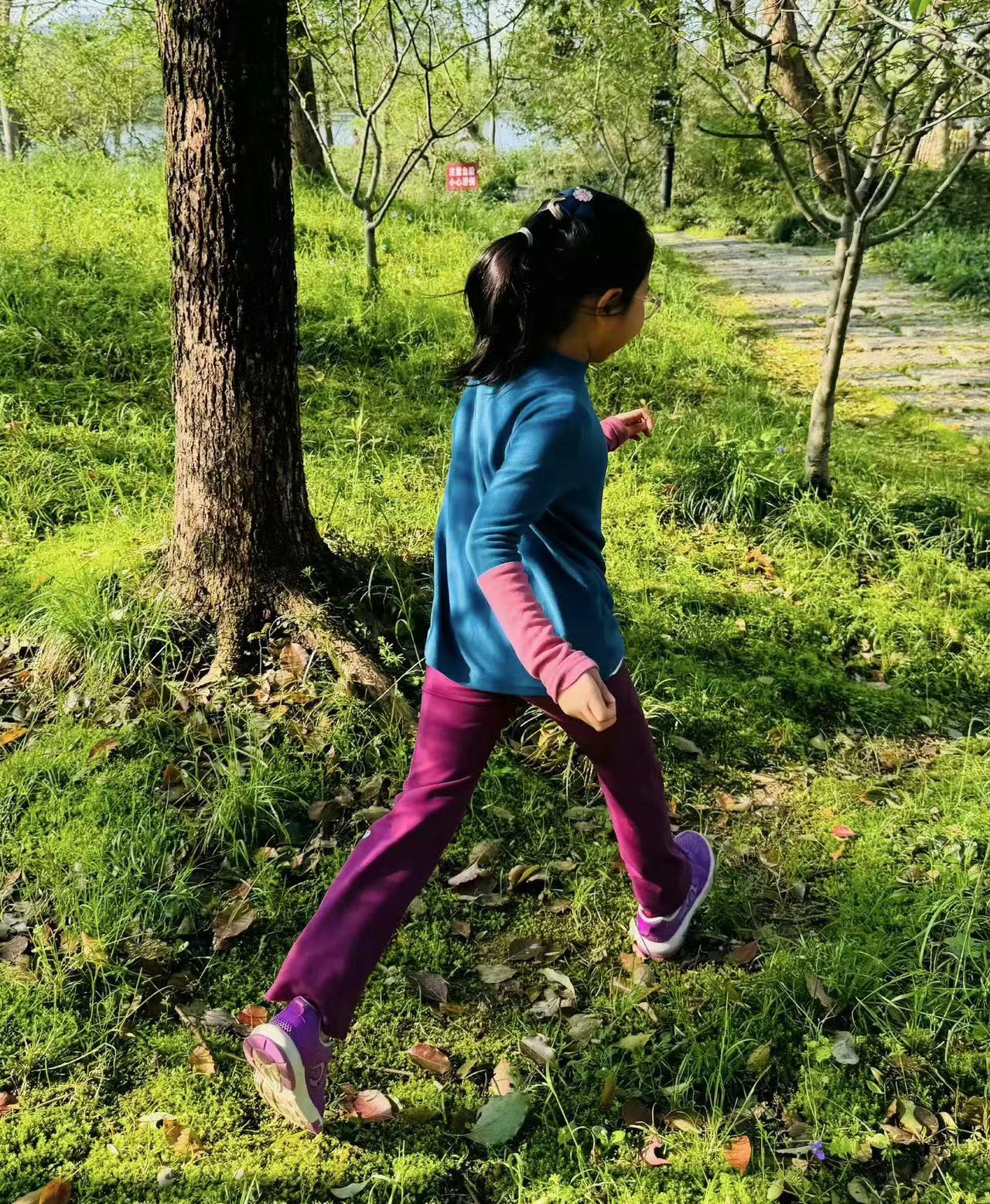 朱丹周一圍帶女兒參加小學(xué)入學(xué)測(cè)試 32