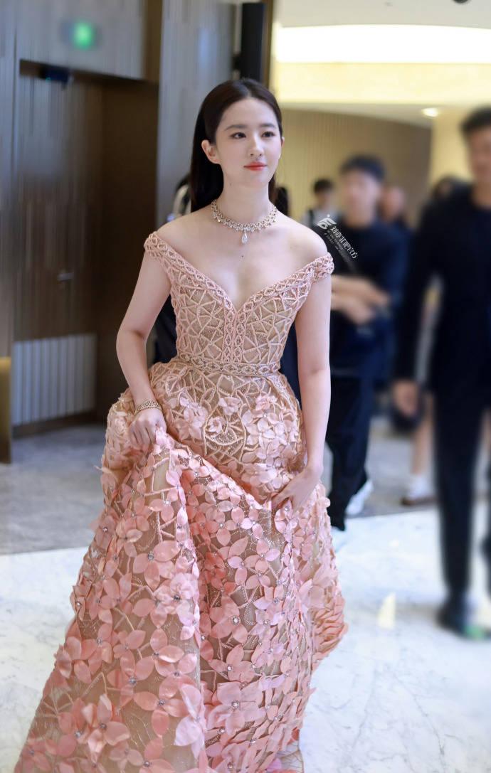 劉亦菲說一些演員爆火就飄了,劉亦菲三年三部作品火爆出圈 8