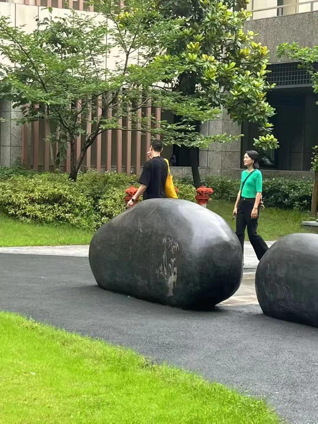 朱丹周一圍帶女兒參加小學(xué)入學(xué)測(cè)試 6