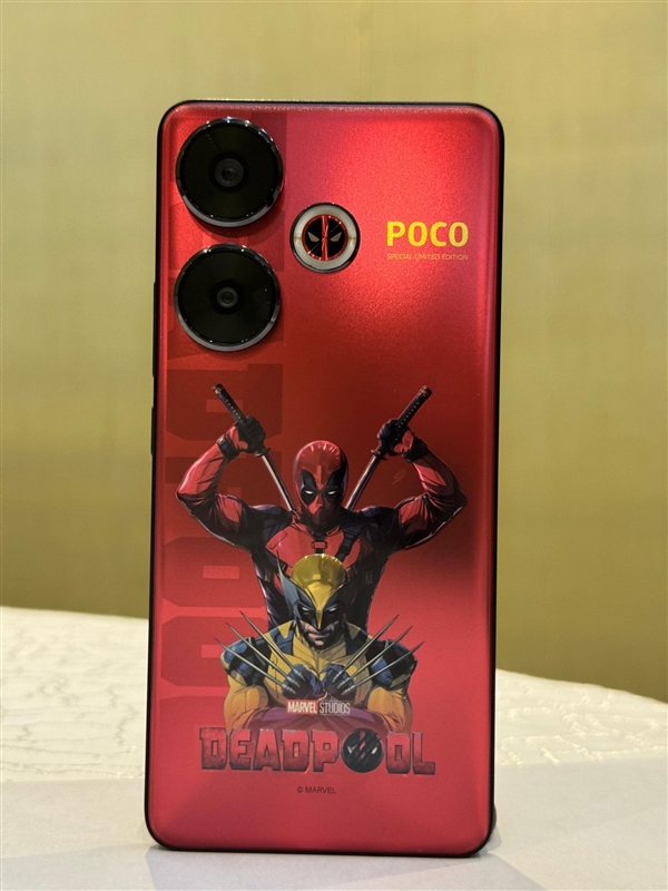 小米POCO F6《死侍與金剛狼》聯(lián)名版真機(jī)曝光：賤賤閃光燈吸睛