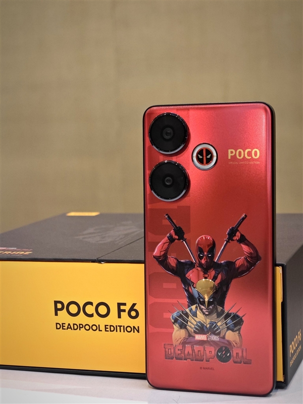 小米POCO F6《死侍與金剛狼》聯(lián)名版真機(jī)曝光：賤賤閃光燈吸睛