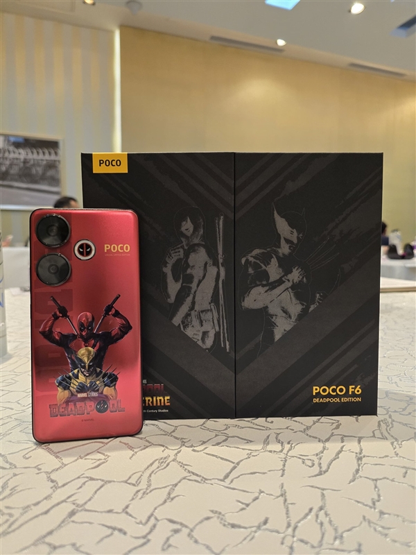 小米POCO F6《死侍與金剛狼》聯(lián)名版真機(jī)曝光：賤賤閃光燈吸睛