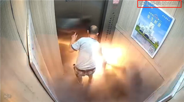 電動(dòng)自行車電池電梯內(nèi)爆燃 男子全身90%燒傷 商家賠101萬(wàn)元