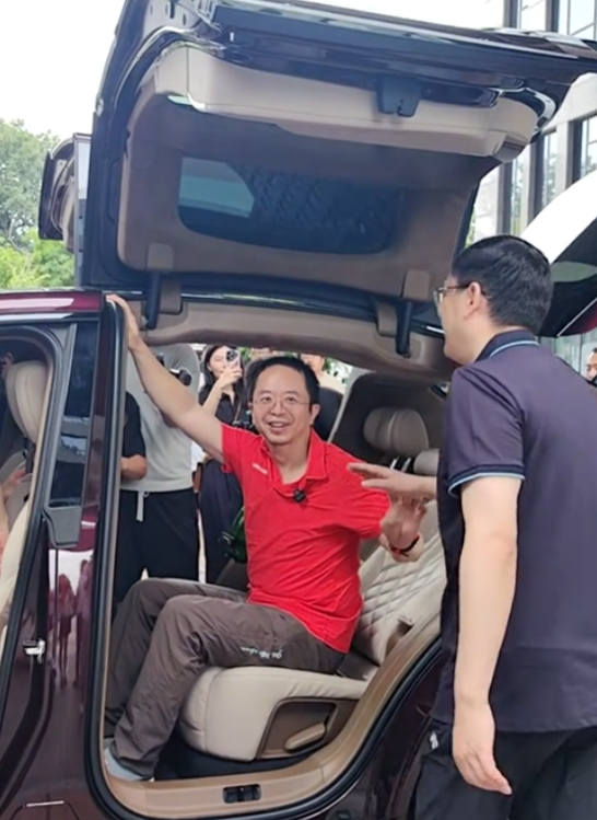 看著都疼！周鴻祎親測國產車防夾手功能：結果翻車