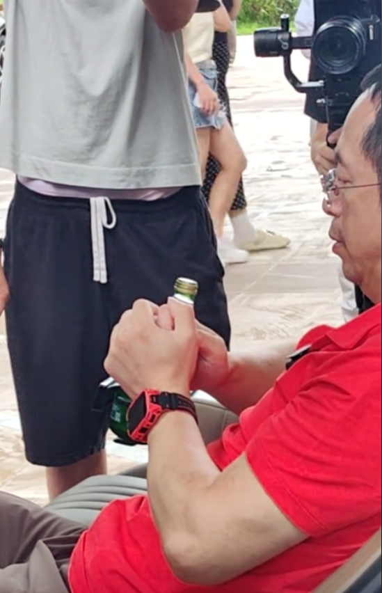 看著都疼！周鴻祎親測國產車防夾手功能：結果翻車