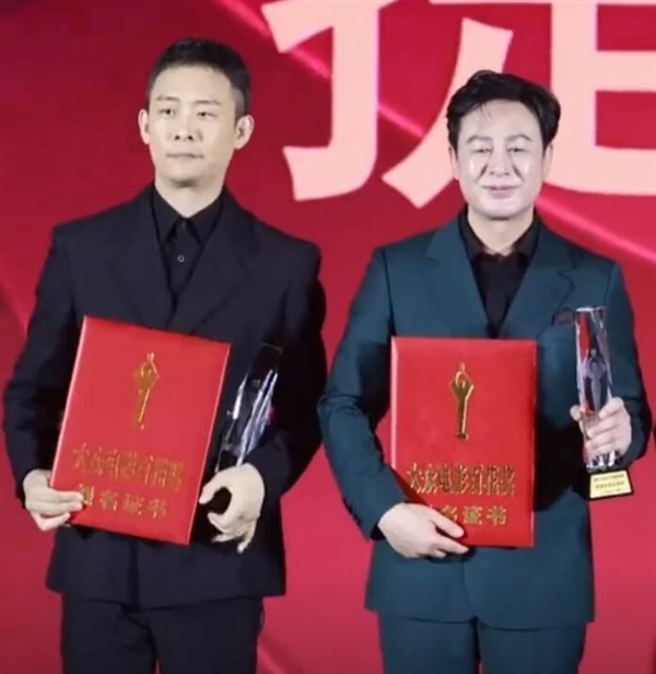 張頌文張譯百花獎(jiǎng)臺(tái)下熱情擁抱：驚喜同框