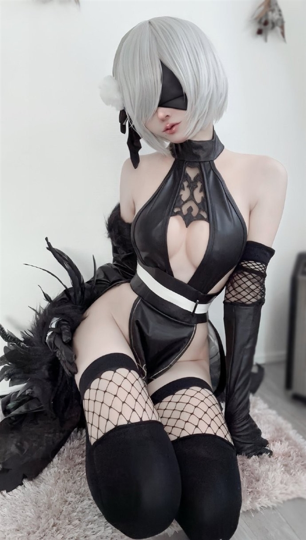 國(guó)外美女Cos《尼爾》2B美圖：緊身衣凸顯曼妙身材