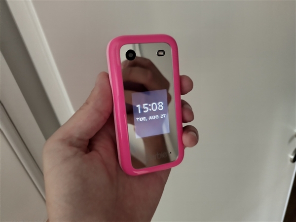 919元！HMD Barbie芭比聯(lián)名翻蓋機(jī)發(fā)布：粉色機(jī)身少女心爆棚