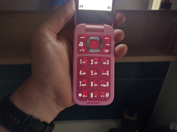 919元！HMD Barbie芭比聯(lián)名翻蓋機(jī)發(fā)布：粉色機(jī)身少女心爆棚