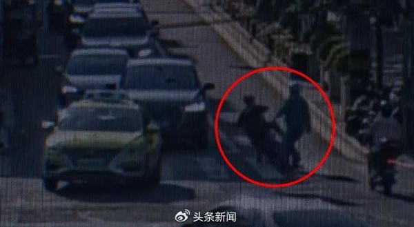 男子闖紅燈致電動車車主摔倒遭碾壓身亡 司機(jī)是否負(fù)責(zé)：官方回應(yīng)