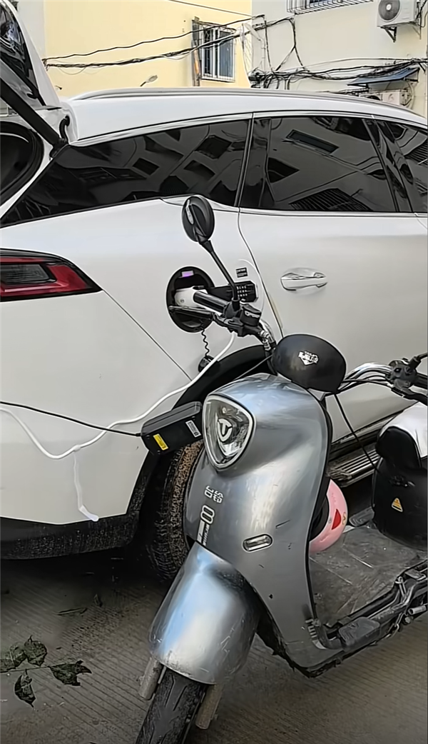 臺(tái)風(fēng)致停電 比亞迪唐車(chē)主免費(fèi)給鄰居手機(jī)充電：甚至還有電瓶車(chē)