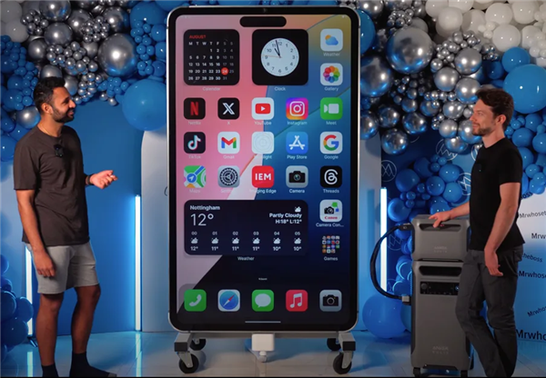 創(chuàng)吉尼斯世界紀錄！2米高巨型蘋果iPhone 15 Pro Max亮相：88英寸自由操作