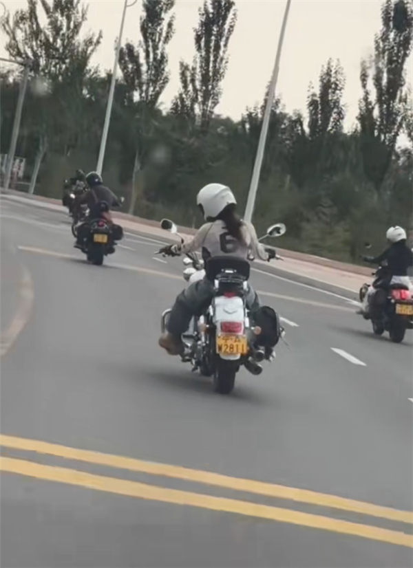 女騎馬路壓彎不歪身子只歪頭 網(wǎng)友：沒(méi)少玩《跑跑卡丁車》