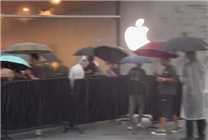 首批iPhone 16用戶收到新機(jī)：果粉暴雨中在Apple Store排長(zhǎng)隊(duì)取貨