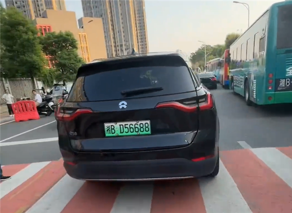 男子駕車逆行強闖護學崗還罵人 官方通報：扣分、罰款、拘留