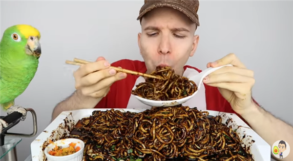 370斤的百萬粉絲暴食博主：“騙”了全世界長達(dá)兩年