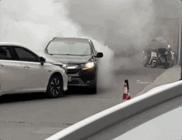 轎車(chē)鬧市突然失控撞向人群！湖北司機(jī)死死頂住 廣汽埃安為英雄車(chē)主獎(jiǎng)勵(lì)霸王龍