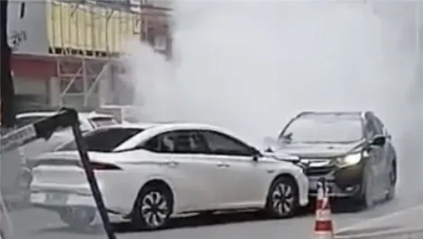 轎車(chē)鬧市突然失控撞向人群！湖北司機(jī)死死頂住 廣汽埃安為英雄車(chē)主獎(jiǎng)勵(lì)霸王龍