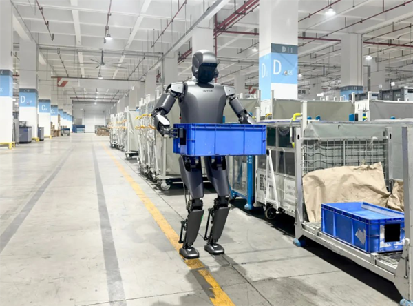 全球首次！比亞迪工廠啟用人形機(jī)器人 搬箱子畫(huà)面公布