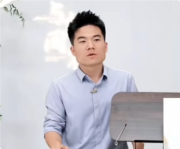 董宇輝遭遇連環(huán)危機(jī)！帶貨產(chǎn)品頻遭質(zhì)疑、文化人形象接連翻車