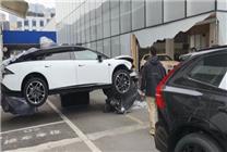 女子試駕錯(cuò)把油門(mén)當(dāng)剎車 沖進(jìn)4S店撞壞5輛車損失百萬(wàn)：官方回應(yīng)